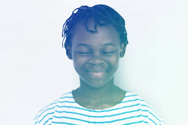 Lächelnde afrikanisch-amerikanische Mädchen im Studio — Stockfoto
