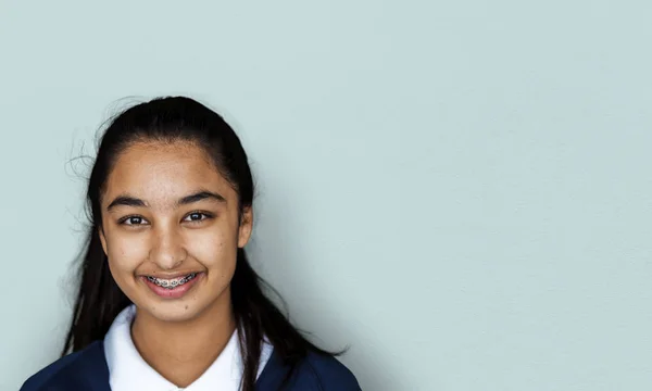 Sorridente studentessa in uniforme — Foto Stock