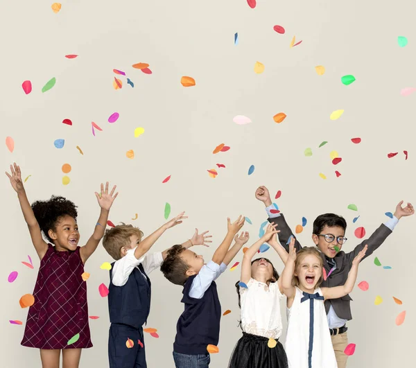 Bambini Festeggiamo con coriandoli — Foto Stock