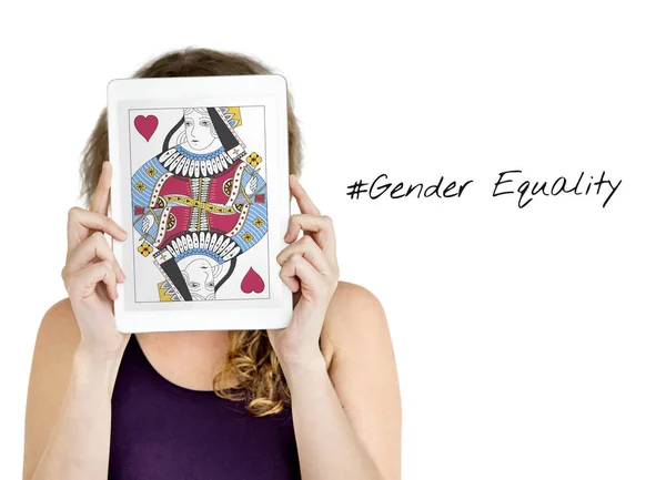 Vrouw met digitale tablet die betrekking hebben op gezicht — Stockfoto