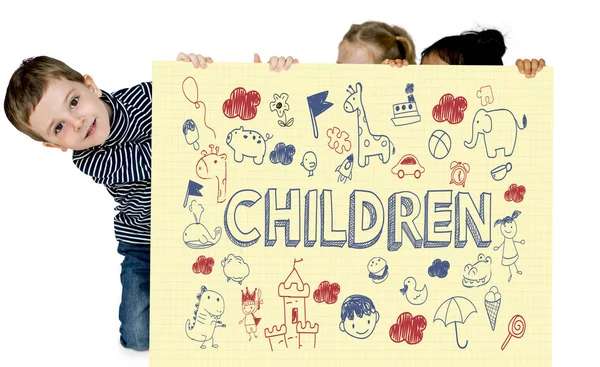 Діти ховаються за плакатом — стокове фото