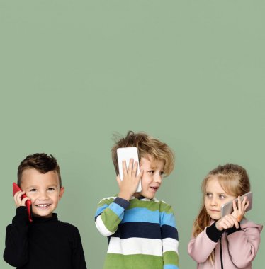 Telefonda konuşurken çocuk