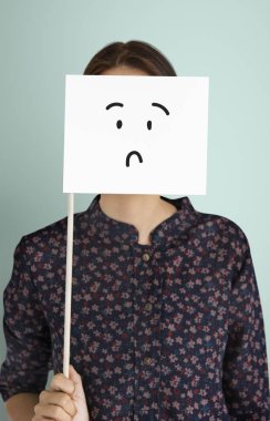 Kağıt bayrak ile yüz kapsayan kadın