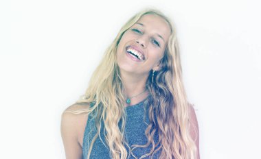 stüdyoda gülümseyen kadın