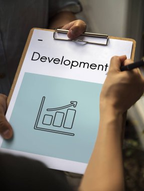 Not etmek üstünde çalışan eller