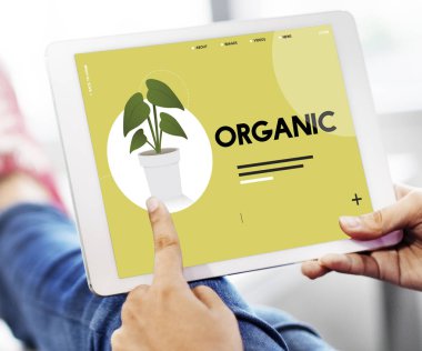 kişi holding dijital tablet