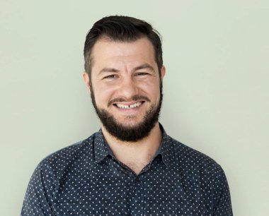 ayakta ve gülümseyen bir adam 
