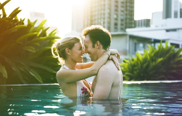 Пара отдыхает в бассейне — стоковое фото