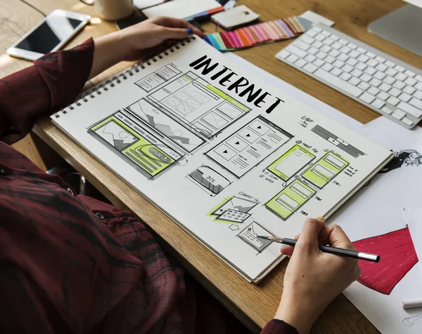 Mujer con lápiz y dibujo álbum — Foto de Stock