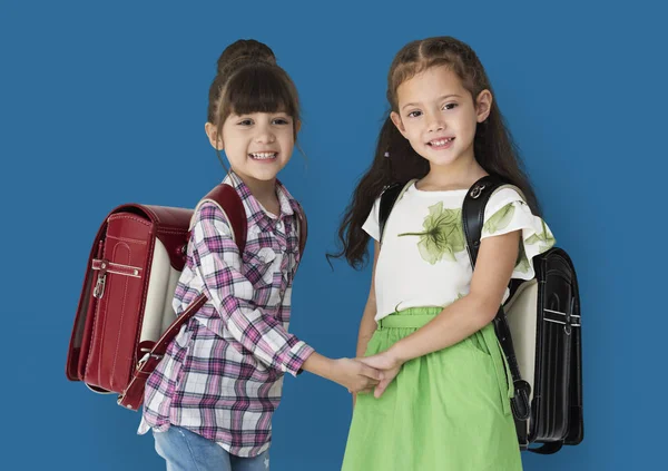 Duas meninas da escola com mochilas — Fotografia de Stock