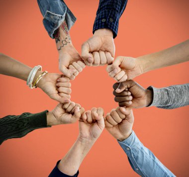 yumruklarını birlikte daire içinde eller