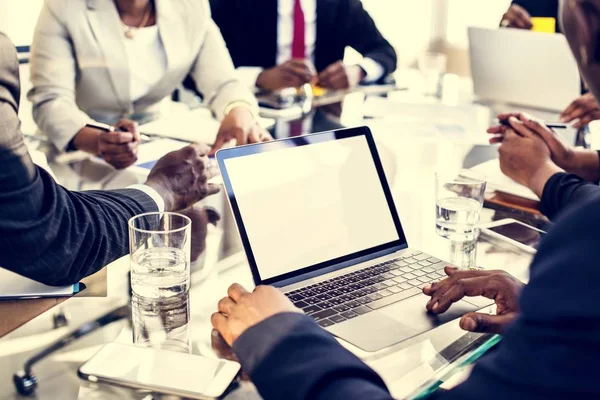 Persone che discutono alla Conferenza Internazionale — Foto Stock