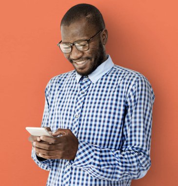 Dijital smartphone kullanan adam