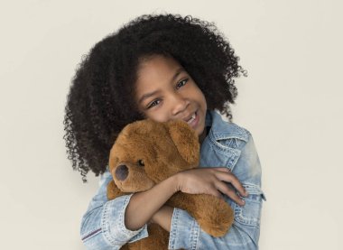 Kucaklayan kız oyuncak ayı