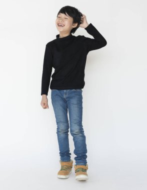 Asyalı çocuk siyah boğazlı kazak