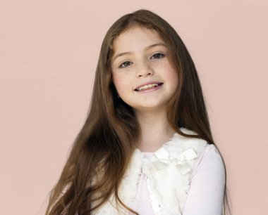 Beyaz giysili güzel kızı