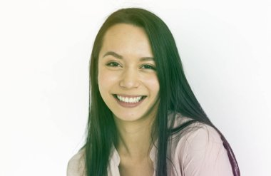 stüdyoda gülümseyen Asyalı kadın