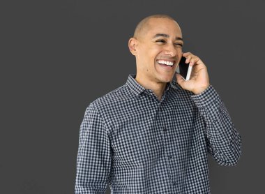 Mobil telefonda konuşurken gülümseyen adam 