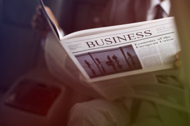 İşadamı okuma gazete arabanın içinden