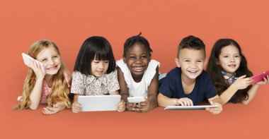 çocuklar dijital cihazlar kullanarak