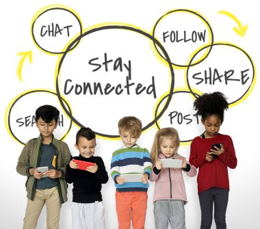 Çocuk akıllı telefonlar kullanarak