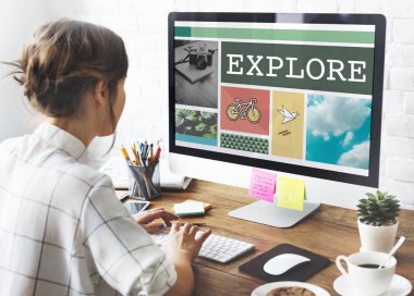 bilgisayar ile çalışan kadın