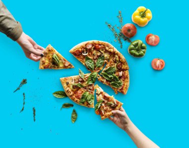 Dilim İtalyan pizza alarak eller