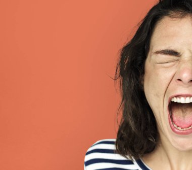 genç kadın çığlığı 