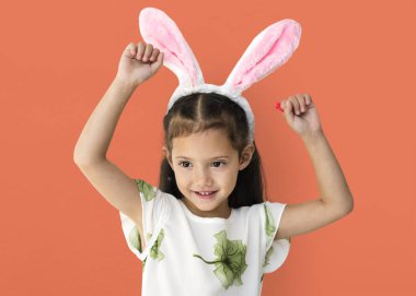 Tavşan kulakları giyen küçük kız