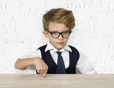  Çocuğu işaret parmakta tablo