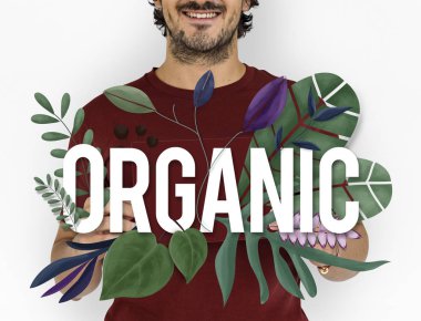 Elinde bayrak tutan adam