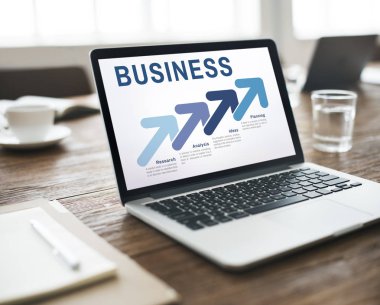 çalışma alanı tablo üstünde laptop 