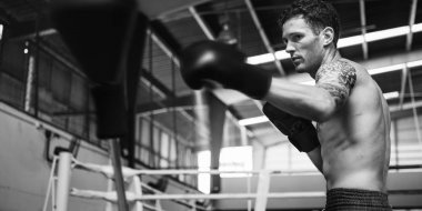 Punchbag kutusuyla egzersiz yapan erkek