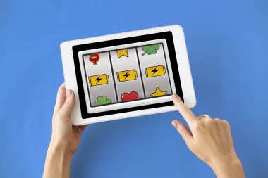 kişi holding dijital tablet