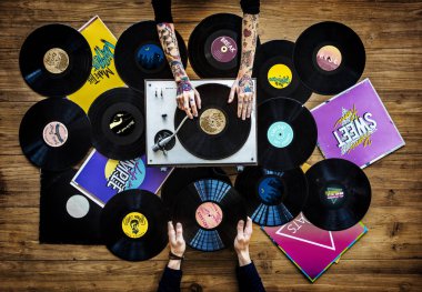 eller, vinil kayıtları ve taşınabilir oyuncu
