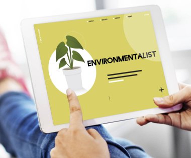 kişi holding dijital tablet