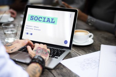 Dizüstü bilgisayarda çalışan kadın