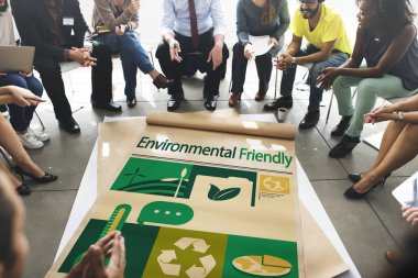 çemberde poster üzerinde oturan insanlar