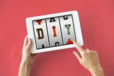 kişi holding dijital tablet