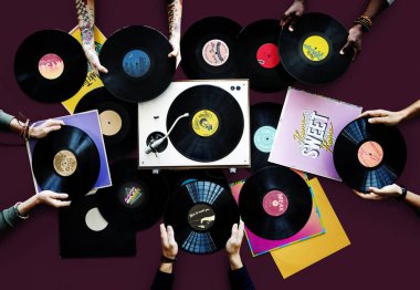 vinil kayıtlar içeren tablo