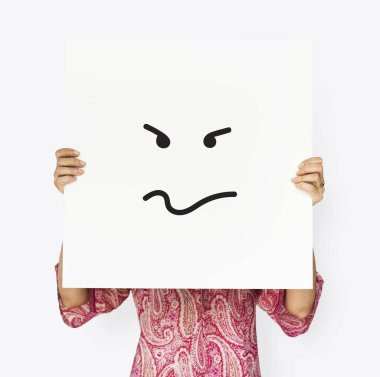 Beyaz afişini suratla kapsayan kişi 