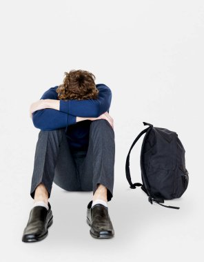 stresli öğrenci tek başına oturmak