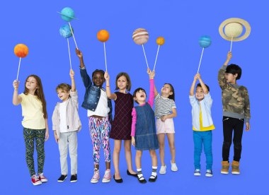 Çocuk güneş sistemi tutan