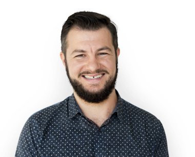 ayakta ve gülümseyen bir adam 