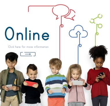 Çocuk akıllı telefonlar kullanarak