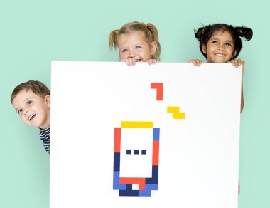 Çocuk afişini saklanıyor