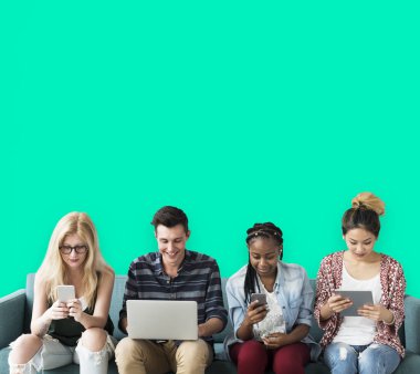 Dijital cihazlar kullanan öğrenciler