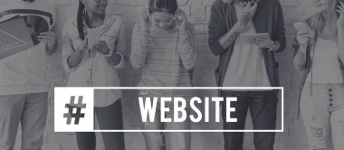 Arkadaşlar dijital cihazlar kullanarak