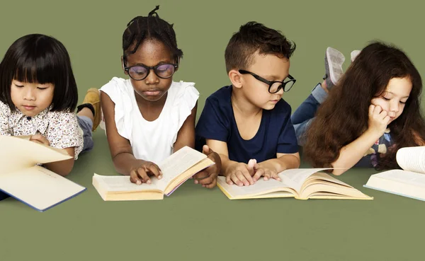 Bambini che leggono libri — Foto Stock