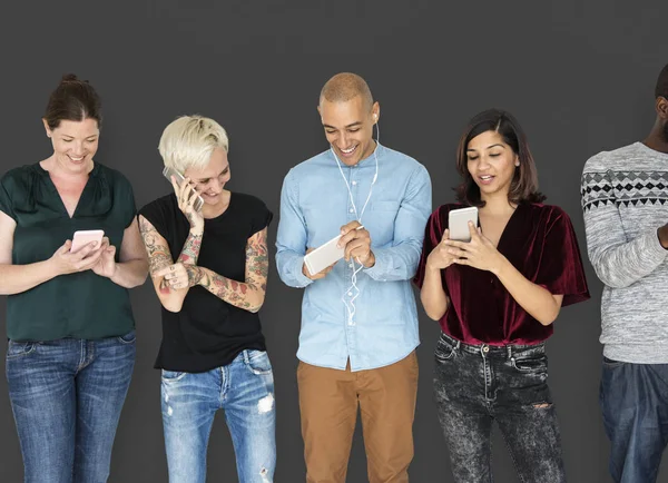 Grupo de pessoas usando celulares — Fotografia de Stock